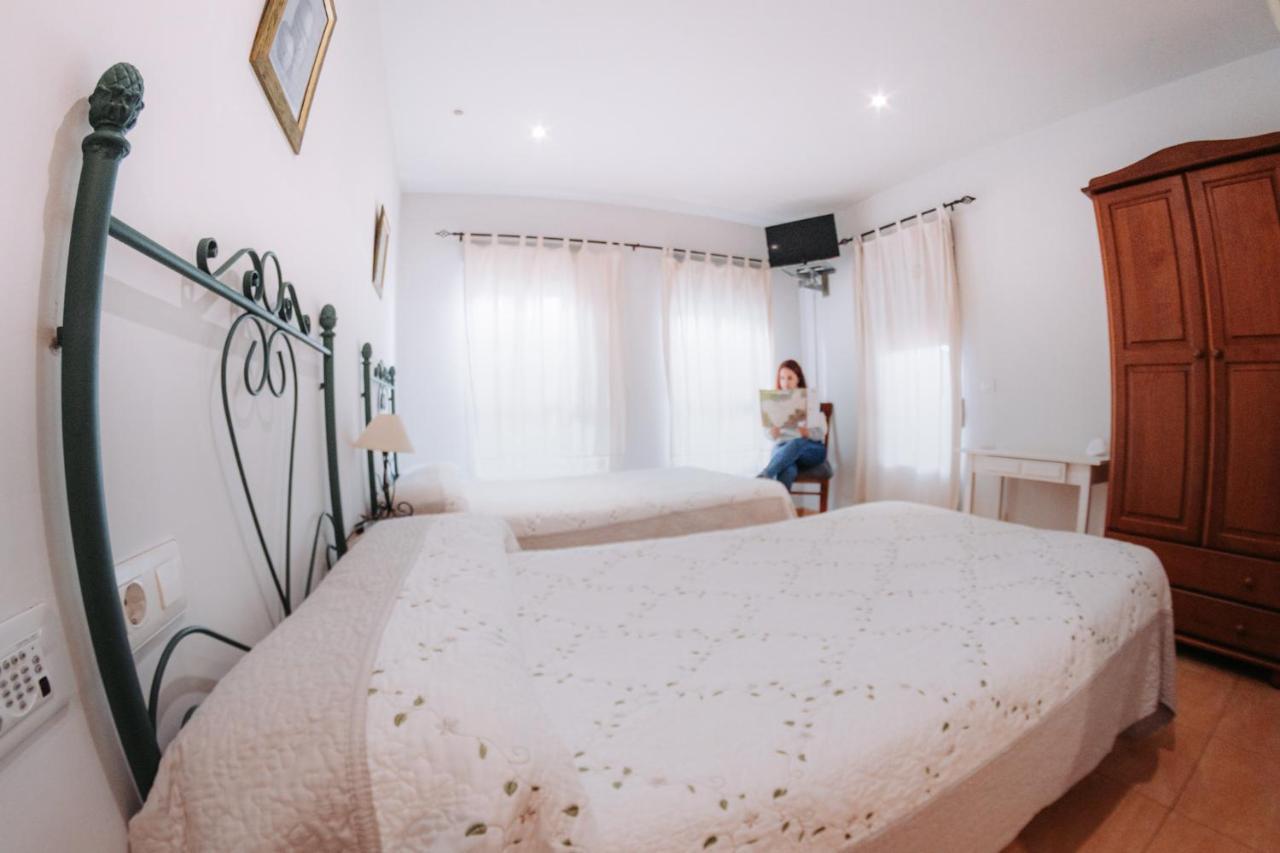 Hotel Delphos Moraleja Bagian luar foto